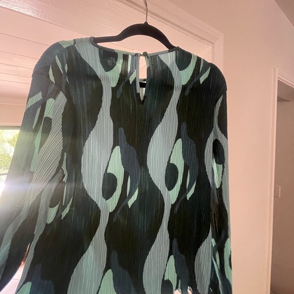 Never fully dressed cool print top. - Picture 5 of 5